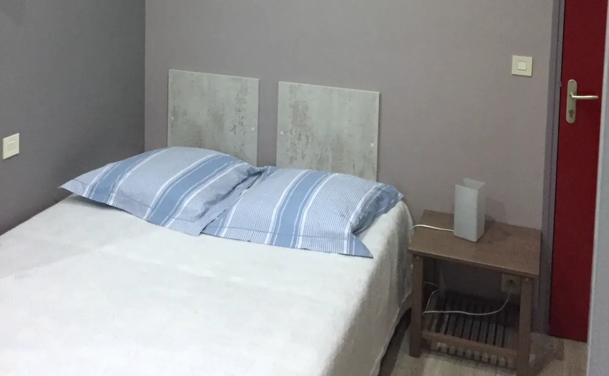 Chambre double, murs gris et tête de lit claire